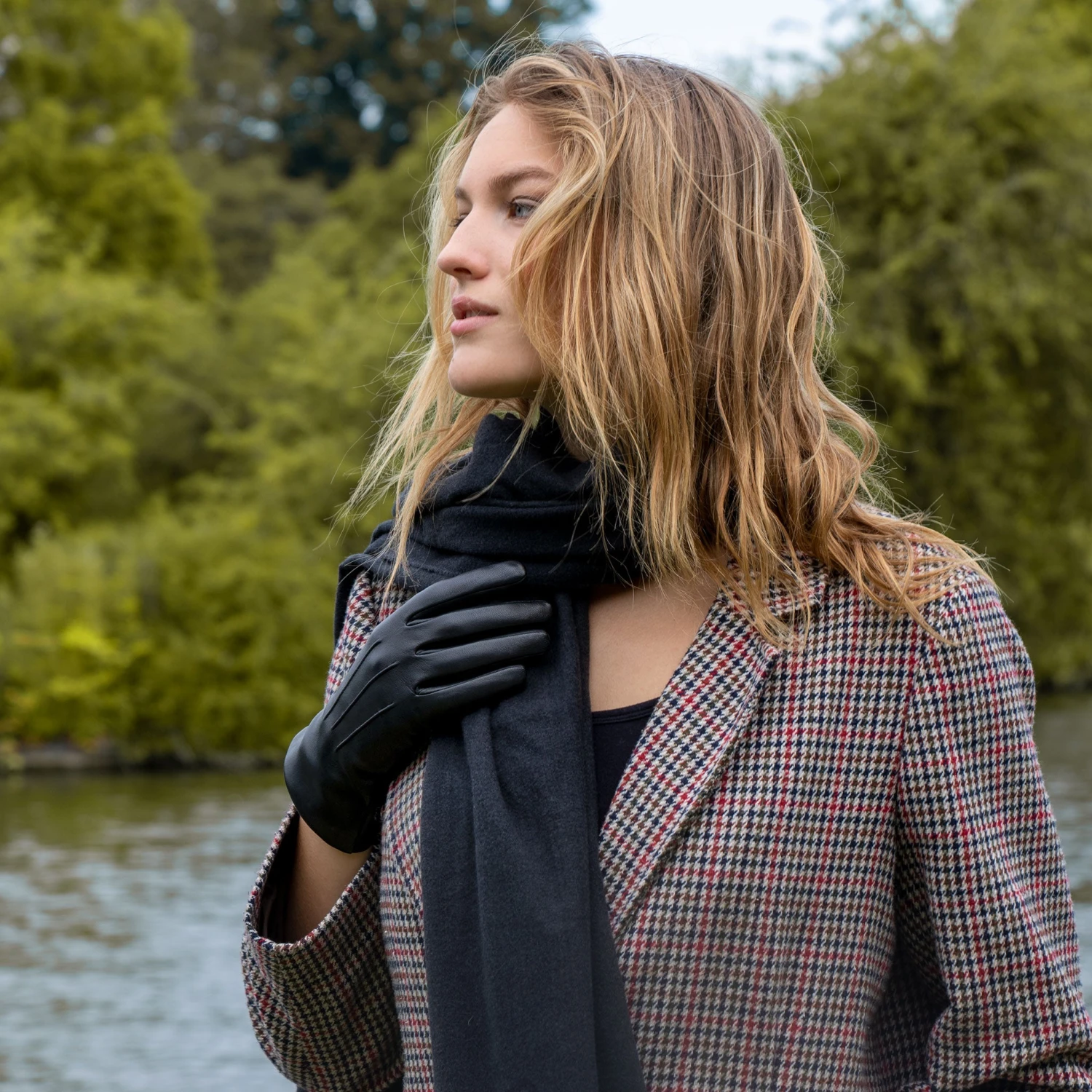 Women’s Touchscreen Three-Point Cashmere-Lined Leather Gloves 6 Women’s Touchscreen Three-Point Cashmere-Lined Leather Gloves - Image 4