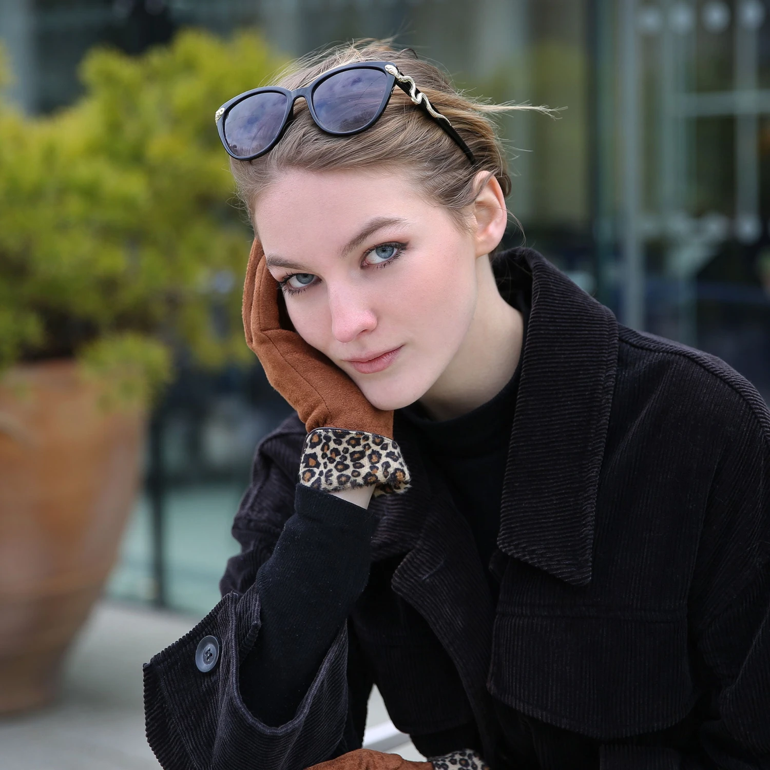 Women’s Touchscreen Velour-Lined Faux Suede Gloves With Faux Fur Leopard Print Cuffs 6 Women’s Touchscreen Velour-Lined Faux Suede Gloves With Faux Fur Leopard Print Cuffs - Image 4