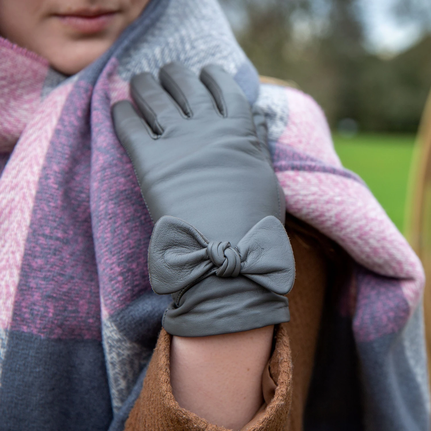 Women’s Touchscreen Wool-Lined Leather Gloves With Bow 4 Women’s Touchscreen Wool-Lined Leather Gloves With Bow - Image 2
